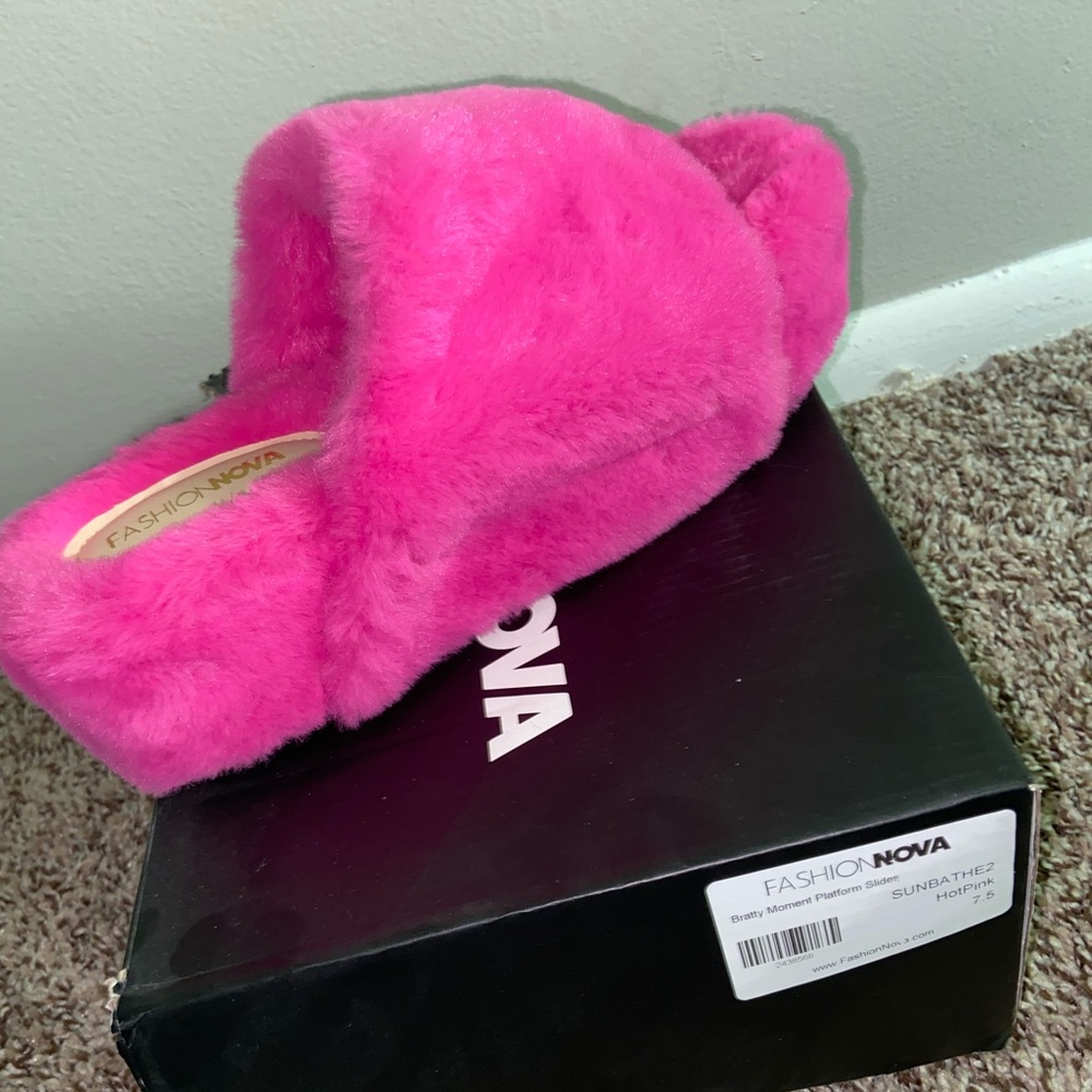 PINK FUR FUR PLATFORM SLIDES